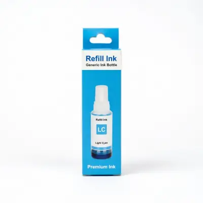 Botella de tinta compatible Epson 574 color cian claro de 70 ml, presentación in box, sobre fondo blanco
