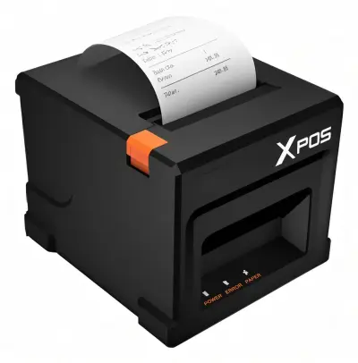 Impresora térmica POS XPOS T82E negra en ángulo, con la pestaña naranja de la tapa en la esquina superior