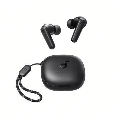 Estuche de carga Soundcore P25i negro abierto con un auricular fuera y el cordón para colgar visible, sobre fondo blanco