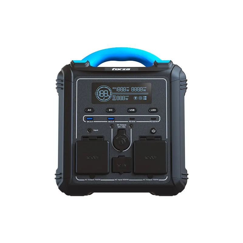 Estación de energía FORZA Titan FPP-T700 negra con asa azul, vista de frente, con pantalla, puertos USB y dos tomas AC visibles